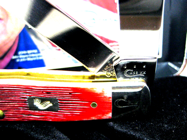 John Wayne Knife Case USA folding 07444 Barnboard Jigged Dark Red Bone Trapper